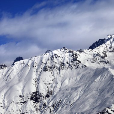 Güneşli bir günde kar dağları. Gürcistan 'ın Svaneti bölgesindeki Hatsvali' de kayak asansörünün görüntüsü. Kafkas Dağları. Kare resim.