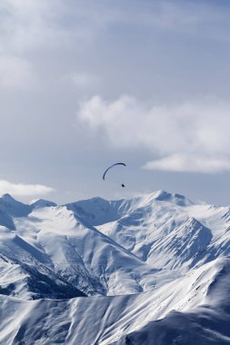 Güzel bir güneş gününde, karlı dağlarda gökyüzü süzülüyor. Kafkasya Dağları, Gürcistan, Gudauri bölgesi.