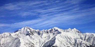 Kış gününde karlı dağlar. Gürcistan 'ın Svaneti bölgesindeki Hatsvali' de kayak asansöründen panoramik manzara. Kafkas Dağları.