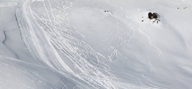 Kayak ve snowboard izleri olan karlı piste panoramik bir bakış açısı. Gürcistan 'ın Gudauri bölgesinde Kafkas Dağları kış gününde.