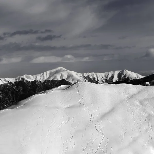Fekete Fehér Kilátás Havas Sípálya Freeride Nyomokban Sílécek Snowboard Kaukázus — Stock Fotó