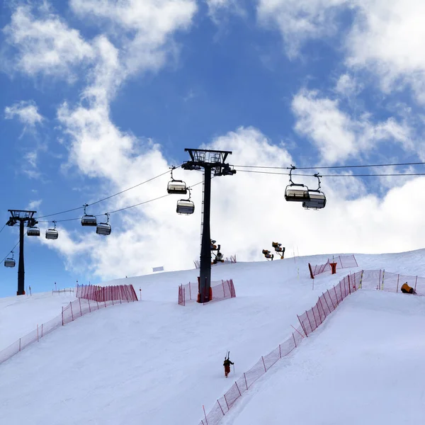 Skieur Monte Sur Une Piste Enneigée Remonte Téléski Soir Montagnes — Photo