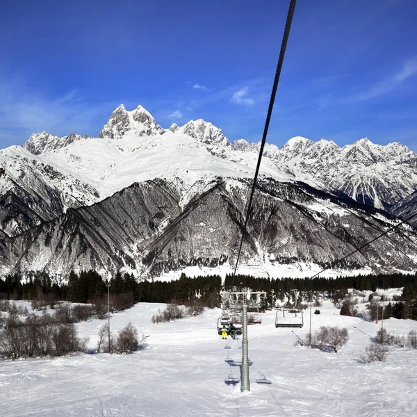 チェアリフトと太陽の日にウシュバ山 コーカサス山脈 冬にはジョージア州のスヴァネティ地方のハツヴァリ 正方形の画像 — ストック写真