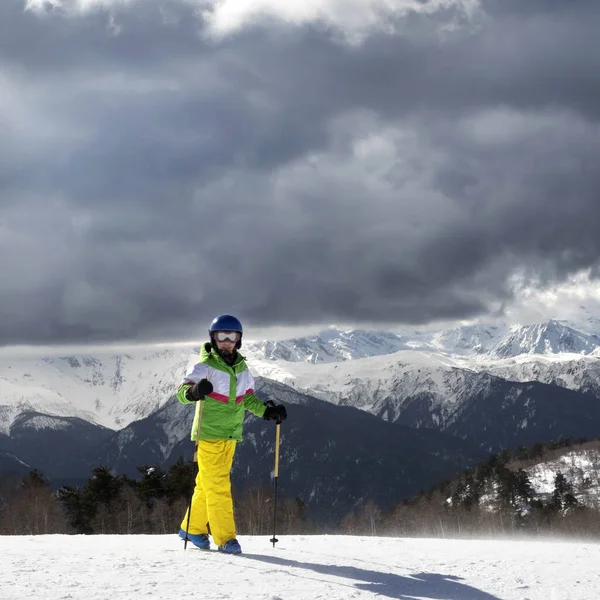 Giovane Sciatore Con Bastoncini Sci Montagna Cielo Grigio Nuvoloso Prima — Foto Stock