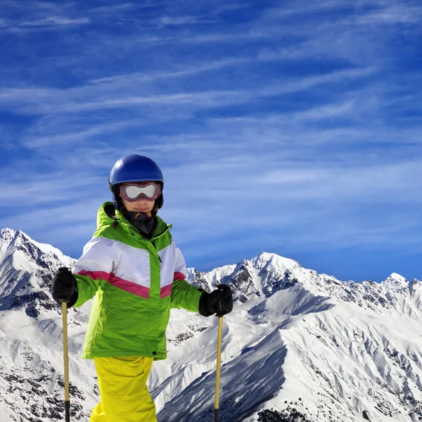 冬日的阳光下 年轻的滑雪者在雪山上滑雪板杆 高加索山脉 格鲁吉亚Svaneti地区 正方形图像 — 图库照片