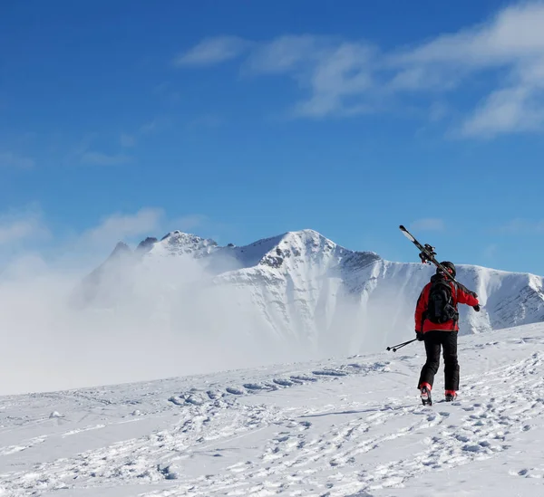 Omzunda Kayaklarla Kayakçı Soğuk Güneşli Bir Günde Dağın Zirvesine Çıkar — Stok fotoğraf