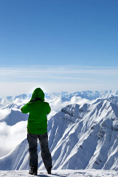 Skier Robi Zdjęcie Szczycie Śnieżnych Gór Piękny Dzień Słońca Kaukaz — Zdjęcie stockowe