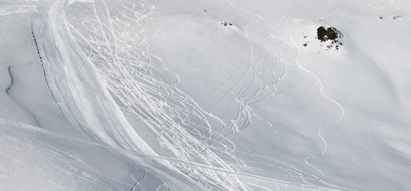 雪地外斜坡上的全景 雪地上有雪橇和雪板的痕迹 高加索山脉冬季艳阳天 格鲁吉亚 古道里地区 — 图库照片