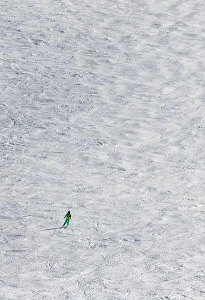 在阳光明媚的冬日里 滑雪者在雪地外的巨型斜坡上下山 格鲁吉亚高加索山脉 古道里地区 从上面看 — 图库照片