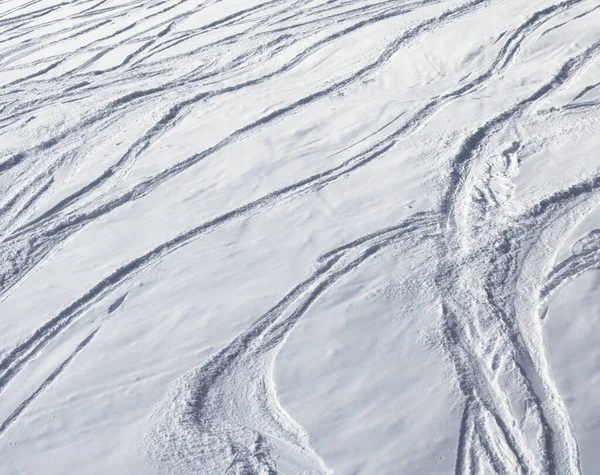Sípálya Freeride Újonnan Esett Nyomokban Sílécek Snowboard Nap Téli Napján — Stock Fotó