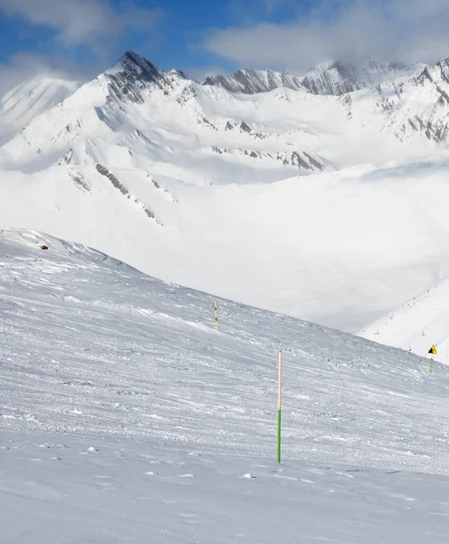Snowy Ski Spoor Bergen Wolken Zonnige Koude Dag Kaukasus Winter — Stockfoto