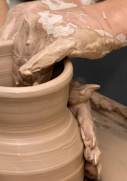 Mulheres Processo Fazer Vaso Barro Roda Cerâmica Potters Trabalho — Fotografia de Stock