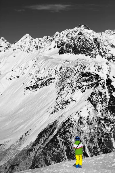 阳光灿烂的时候 年轻的滑雪者在雪山顶上滑行 高加索山脉冬季 格鲁吉亚斯瓦涅季地区 黑白调的图像 选择性色彩效果 — 图库照片