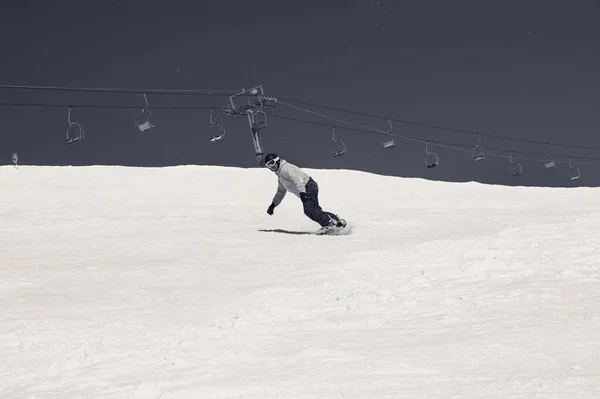 Сноубордист Спускается Снежному Склону Небу Снегом Зимних Горах Солнечный День — стоковое фото