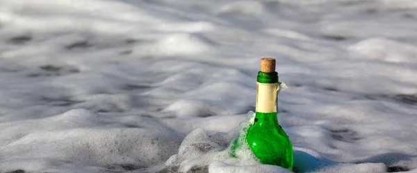 Eine Flasche Wein Der Brandung Des Meeres Sonnigen Sommertagen Rundumblick — Stockfoto