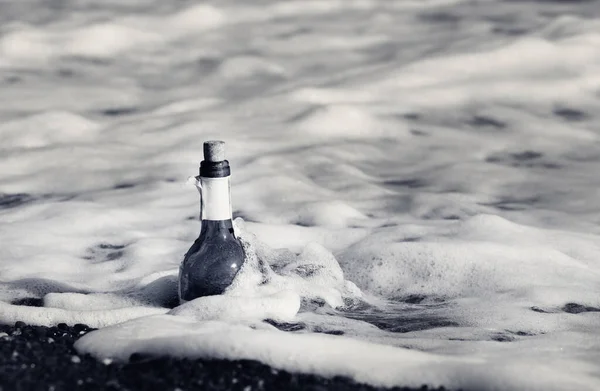 Μπουκάλι Κρασί Στο Surf Θάλασσα — Φωτογραφία Αρχείου