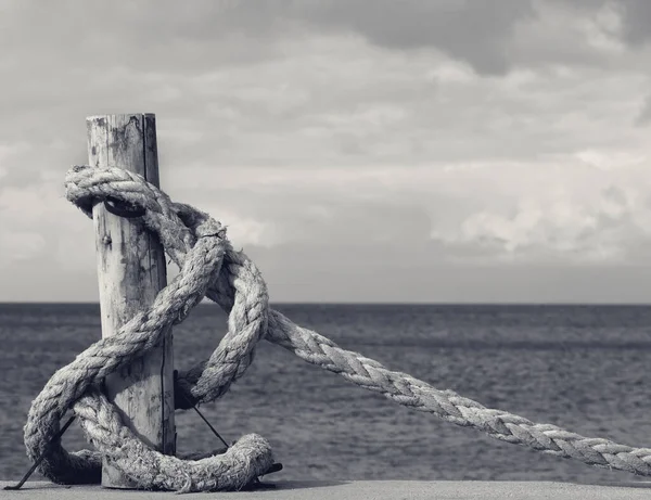 Oud Touw Aan Zee Zee Bewolkte Lucht Zwart Wit Getint — Stockfoto