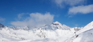 Güneşli bir günde kar pisti dışında panoramik manzara ve kayak merkezinde sandalye kaldırma. Gürcistan, Gudauri bölgesinde Kafkasya Dağları. 