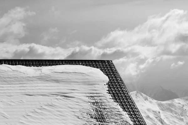 在雪地和冬季的群山中 旅馆的屋顶 格鲁吉亚高加索山脉 古道里滑雪胜地 黑白调图像 — 图库照片