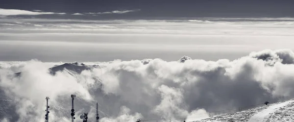 多雪的滑雪场 卫星天线和多云的高山全景 高加索山脉冬季傍晚 格鲁吉亚 古道里地区 黑白复古色调图像 — 图库照片