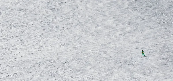 Esquiador Downhill Neve Piste Ladeira Dia Inverno Sol Cáucaso Montanhas — Fotografia de Stock