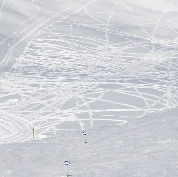 Visa Snöiga Freeridspår Med Tryck Från Skidor Och Snowboards Soldagen — Stockfoto