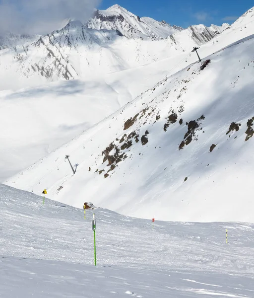 Schneebedeckte Skipisten Und Hohe Berge Sonnigem Kaltem Tag Kaukasus Winter — Stockfoto