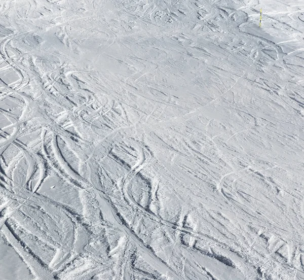 Pista Esquí Nevado Con Rastros Esquís Tablas Snowboard Soleado Día —  Fotos de Stock
