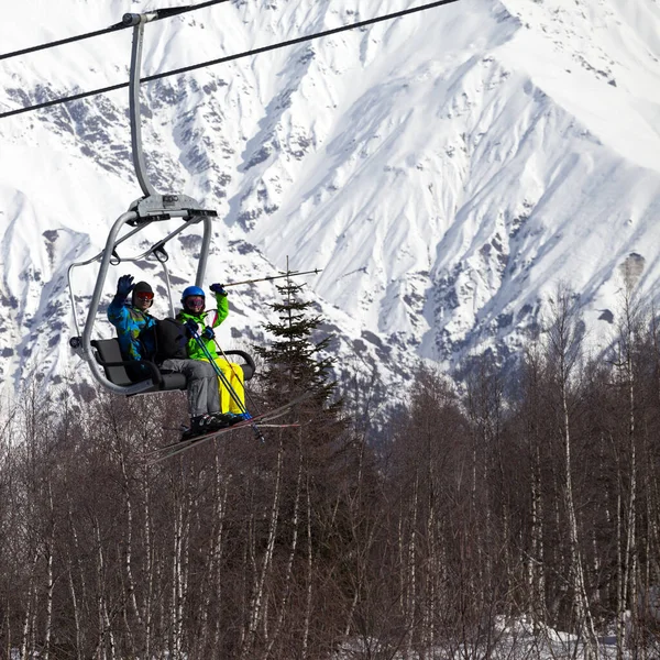 Famiglia Sciatori Seggiovia Bella Giornata Sole Montagne Del Caucaso Hatsvali — Foto Stock