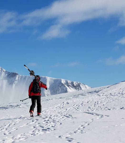 Omzunda Kayaklarla Kayakçı Soğuk Güneş Gününde Dağın Zirvesine Çıkar Kış — Stok fotoğraf