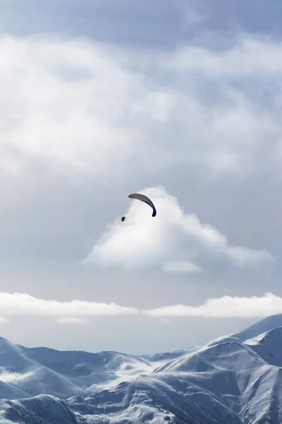 Sky Glider Vinter Snöiga Berg Trevlig Sol Kväll Kaukasus Georgien — Stockfoto