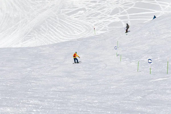 Kayakçılar Snowboardcular Güneşli Bir Günde Karlı Kayak Pistinde Yokuş Aşağı — Stok fotoğraf