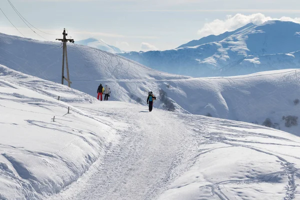 冬日阳光明媚的早晨 滑雪者和滑雪者走在雪道上 格鲁吉亚高加索山脉 Gudauri地区 — 图库照片