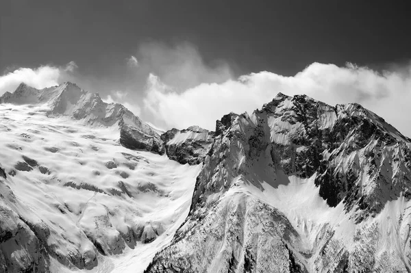 눈덮인 구름으로 산봉우리들의 모습은 흑백으로 보입니다 겨울에는 코카서스 — 스톡 사진