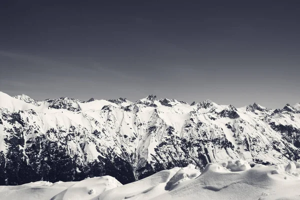 日中は雪に覆われた高い山 冬に地域ドンベイ コーカサス山脈からの眺め 黒と白のトーンの風景 — ストック写真