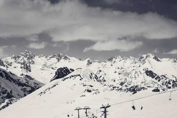 Vista Preto Branco Pista Esqui Nevado Com Elevador Cadeira Velho — Fotografia de Stock