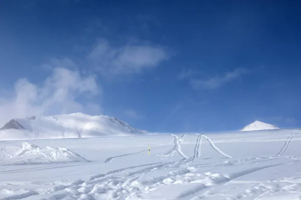 Tiefschneehang Mit Neuschnee Und Spuren Von Skiern Snowboards Nach Schneefall — Stockfoto