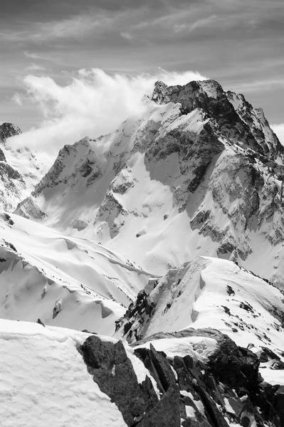 冬山白黑相间 白雪纷飞 晴天多云 高加索山脉 东湾地区 Dombai Ulgen山 从Musa Achitara的顶部看 — 图库照片
