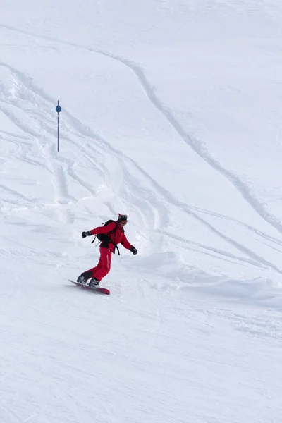 Snowboarder Desce Pista Esqui Nevado Dia Inverno Cinza — Fotografia de Stock
