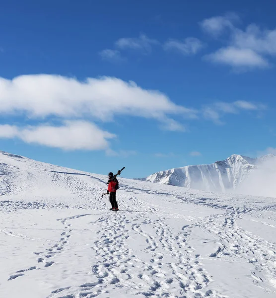 Esquiador Con Esquís Hombro Montañas Nevadas Frío Día Del Sol —  Fotos de Stock