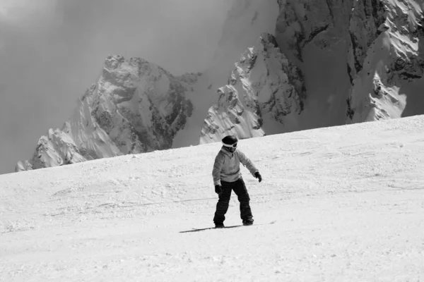 Descida Snowboarder Pista Esqui Nevado Alta Montanha Dia Inverno Sol — Fotografia de Stock