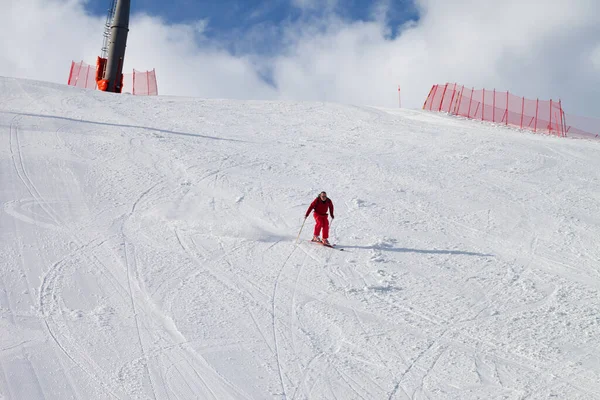 Skieur Descend Sur Piste Ski Enneigée Ensoleillée Soleil Jour Hiver — Photo