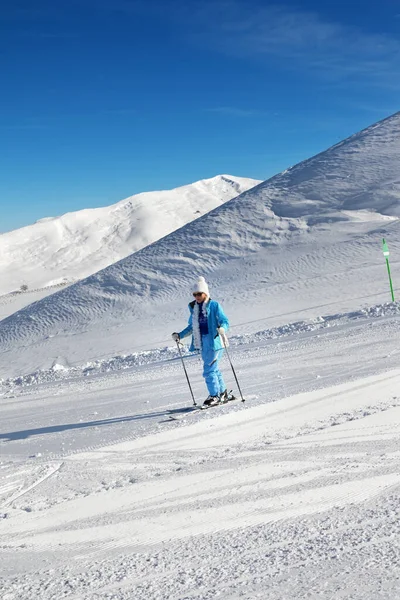 Σκιέρ Χιονισμένη Πλαγιά Σκι Ωραία Ηλιόλουστη Μέρα Μεγαλύτερος Καύκασος Χειμώνα — Φωτογραφία Αρχείου