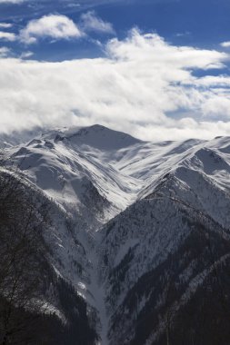 Karlı kış dağları ve güneşli bir gecede mavi gökyüzü. Kafkas Dağları. Gürcistan 'ın Svaneti bölgesi.