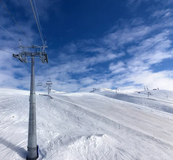 雪のスキー場 スキー場のチェアリフト 風の強い日には雲のある青空 ジョージア州 グドーリ地方のコーカサス山脈 — ストック写真