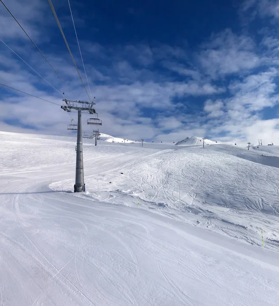 Χιονισμένη Πλαγιά Σκι Καρέκλα Lift Στο Χιονοδρομικό Κέντρο Και Μπλε — Φωτογραφία Αρχείου