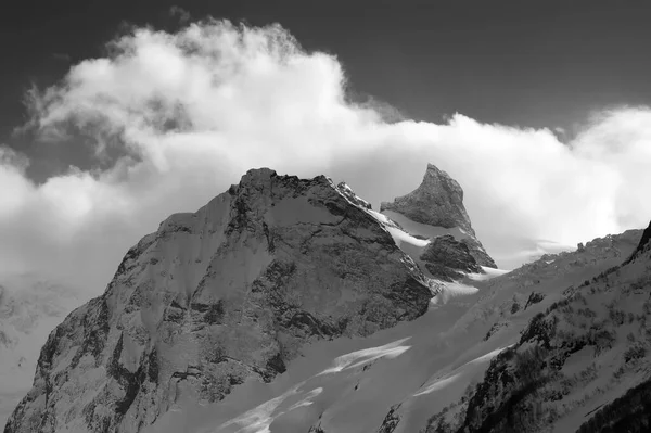 Hohe Berge Schnee Und Sonniger Himmel Mit Wolken Kalten Winterabend — Stockfoto