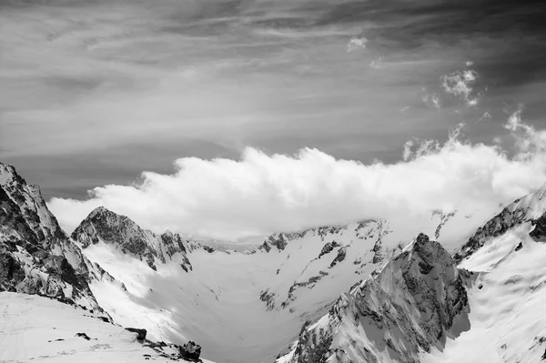 Vista Blanco Negro Sobre Montañas Nevadas Luz Solar Las Nubes —  Fotos de Stock