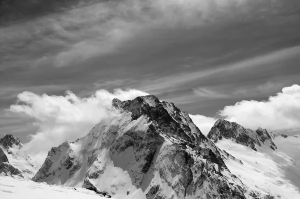 Hohe Berge Schnee Und Sonniger Himmel Mit Wolken Kalten Wintertagen — Stockfoto