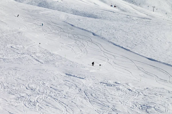 在阳光明媚的日子 滑雪者和滑雪者在雪地的滑雪场上下山 格鲁吉亚 古道里地区 高加索山脉冬季 — 图库照片